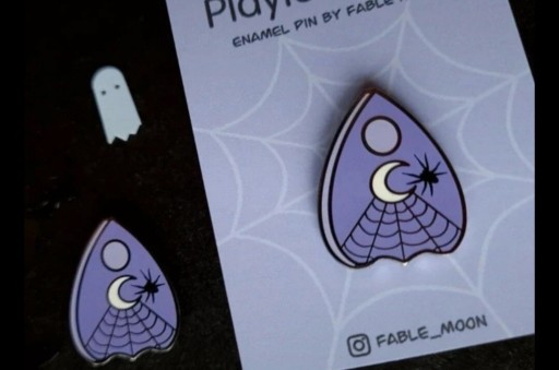 Zdjęcie oferty: Przypinka metalowa emaliowana ouija emo goth pin 