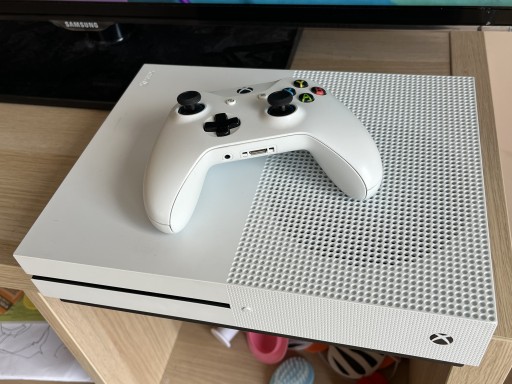 Zdjęcie oferty: Konsola Microsoft Xbox One S 500GB + pad