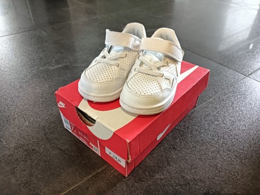 Zdjęcie oferty: Buty dziecięce Nike / białe / rozmiar: 23,5