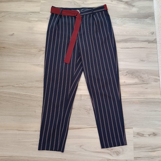 Zdjęcie oferty: **CROPP powystawowe granatowe spodnie paski 40