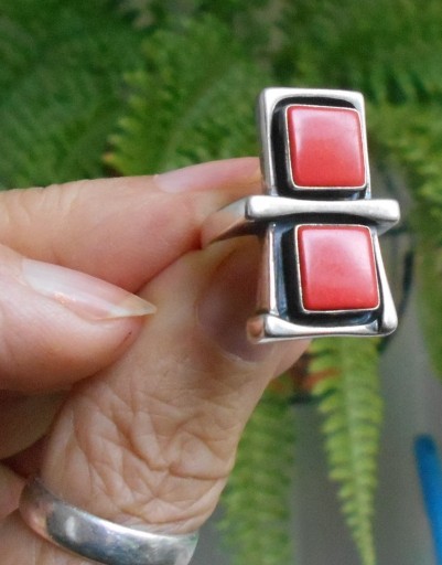 Zdjęcie oferty: Duży pierścionek krakowski z koralem naturalnym.