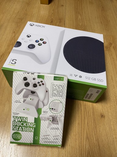 Zdjęcie oferty: Konsola Xbox series S (na gwarancji) + dodatki