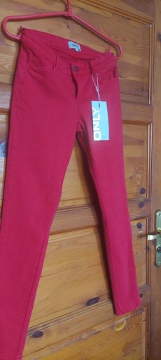 Zdjęcie oferty: Spodnie dlugie czerwone jeansowe S(32) Only