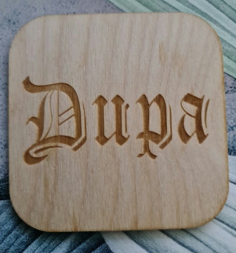 Zdjęcie oferty: Podkładka drewniana pod kubek z napisem "dupa" 