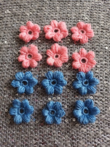 Zdjęcie oferty: Kwiatki małe na szydełku różowe i niebieskie 