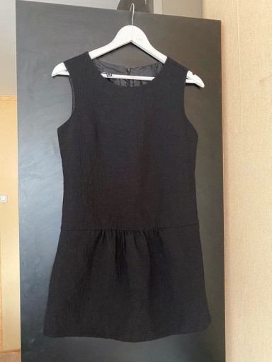 Zdjęcie oferty: Klasyczna mała czarna sukienka mini z falbanką