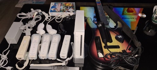 Zdjęcie oferty: Nintendo Wii U, 5 kontrolerów, Gitara,3 gry. BCM!