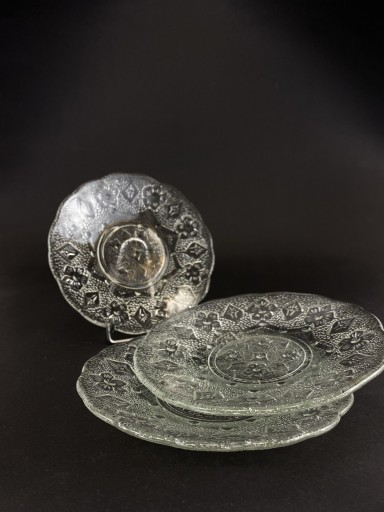 Zdjęcie oferty: Trzy kryształowe talerzyki vintage ze zdobieniami