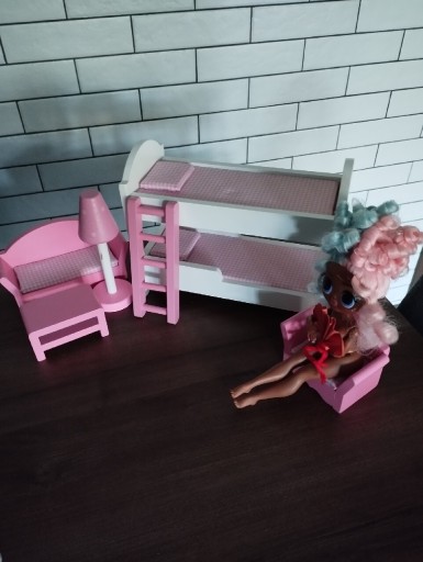 Zdjęcie oferty: Zestaw drewnianych mebelków dla lalek typu Barbie 