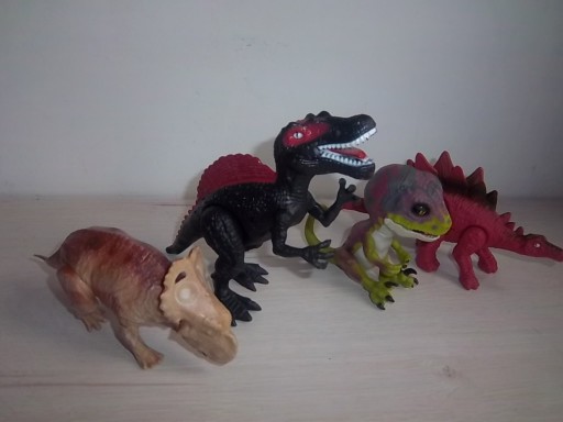 Zdjęcie oferty: figurki 3 dinozaury jedna interaktywna 