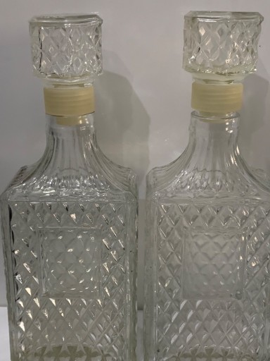 Zdjęcie oferty: Dwie szklane karafki z korkiem do wina nalewek 60'