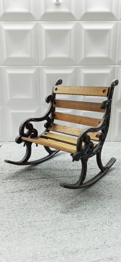 Zdjęcie oferty: Żeliwna ławka ławeczka dekoracyjna bujana drewno