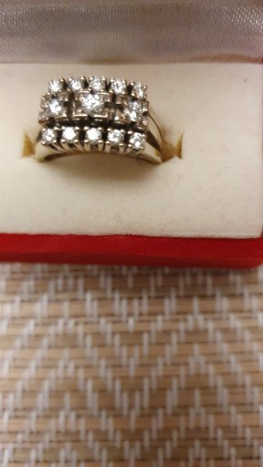 Zdjęcie oferty: Pierścionek z białego złota z diamentami 