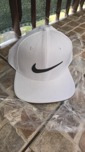 Zdjęcie oferty: Nowa Czapka Nike unisex biała L/XL
