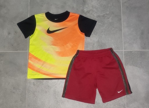 Zdjęcie oferty: Komplet Nike r. 4-5 lat spodenki koszulka