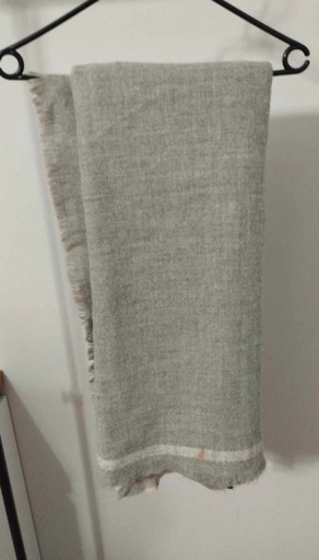 Zdjęcie oferty: Piękny siwy szalik z białym paskiem marki ZARA !!!