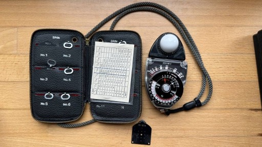 Zdjęcie oferty: SEKONIC L-28C2 Studio Deluxe – Światłomierz analogowy + zestaw slajdów