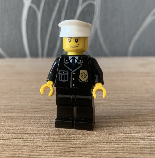 Zdjęcie oferty: LEGO figurka City policjant cty0099
