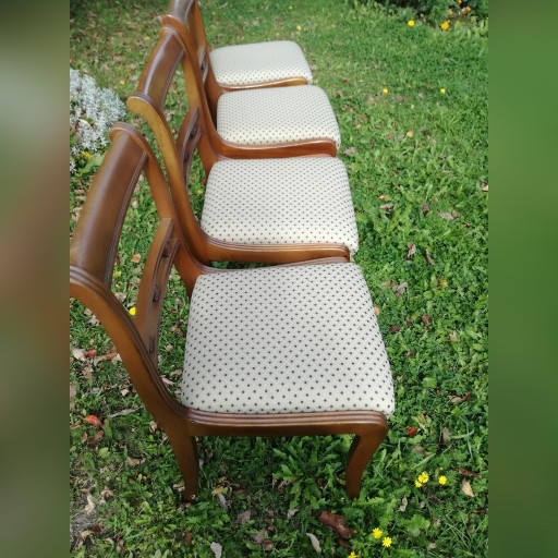 Zdjęcie oferty: cztery krzesła drewniane