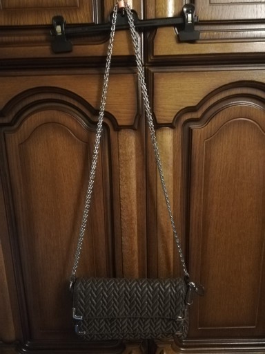 Zdjęcie oferty: Brązowa damska torebka z łańcuszkiem i na zamek.