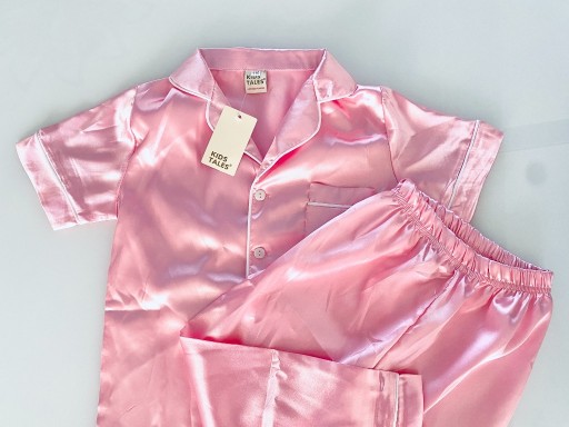 Zdjęcie oferty: Nowa różowa satynowa piżama dziecięca (3-4 latka)