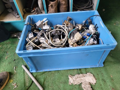 Zdjęcie oferty: Elektrozawór FESTO i inna pneumatyk cały pojemnik 