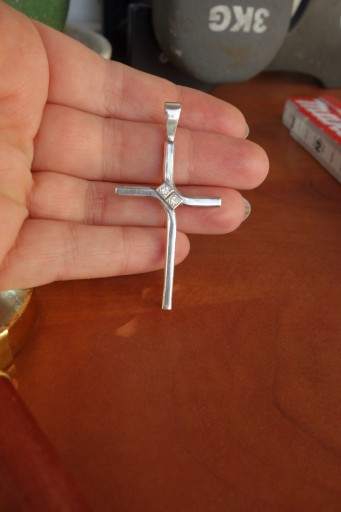 Zdjęcie oferty: Zawieszka krzyż z cyrkonią. 