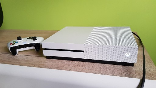 Zdjęcie oferty: Xbox One S 1TB z napędem + GRY Forza Horizon 4 GTA