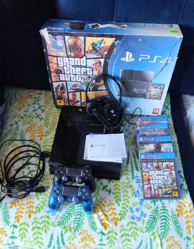 Zdjęcie oferty: PS4 2 pady gry komplet REZERWACJA