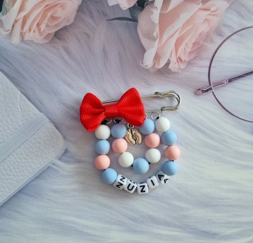 Zdjęcie oferty: Przypinka , broszka do wózka z czerwoną kokardą