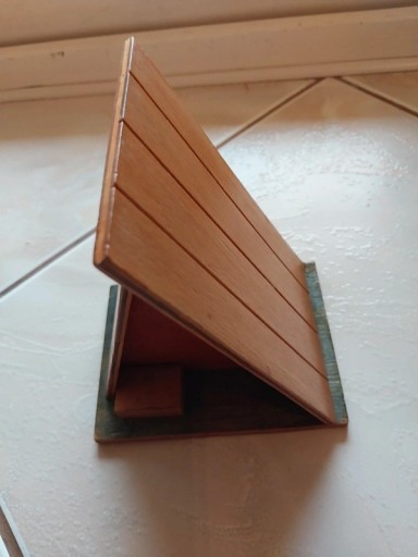 Zdjęcie oferty: Skarbonka drewniana w kształcie piramidy