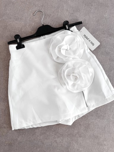 Zdjęcie oferty: Białe szorty z różami 3D róże jak Varlesca 38 M