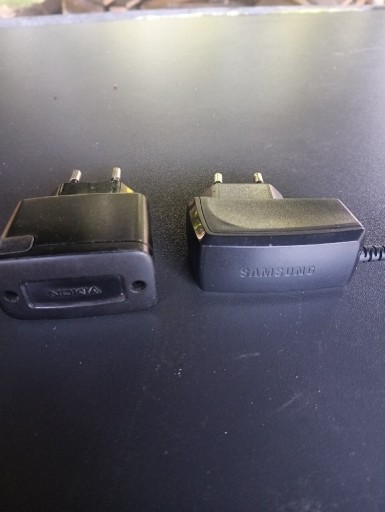 Zdjęcie oferty: Dwie ładowarki sieciowe. Nokia AC-3E i Samsung ATADM10EBE