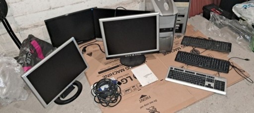 Zdjęcie oferty: Zestaw monitorów dwa komputery I klawiatury 
