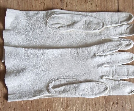 Zdjęcie oferty: Białe skórzane rękawiczki 6 i 1/2 