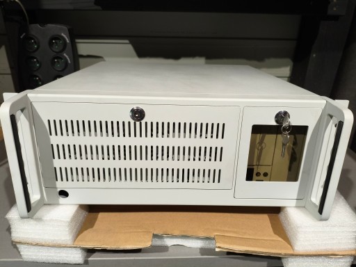 Zdjęcie oferty: Obudowa komputerowa serverowa 4U CLM-973A ATX + Server emb std 2008 r2