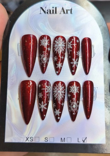 Zdjęcie oferty: Zestaw Press On Nails Rękodzieło - Czerwone że śnieżynkami. Zima. Rozmiar L