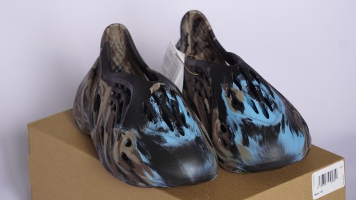 Zdjęcie oferty: Nowe obuwie Adidas Yeezy Foam RnR Mx Cinder EU 43