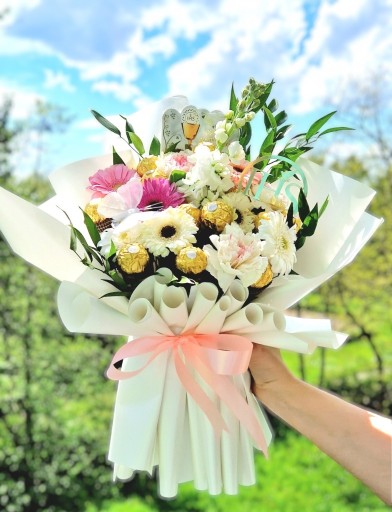 Zdjęcie oferty: Bukiet z kwiatami i pralinkami Ferrero, komunia