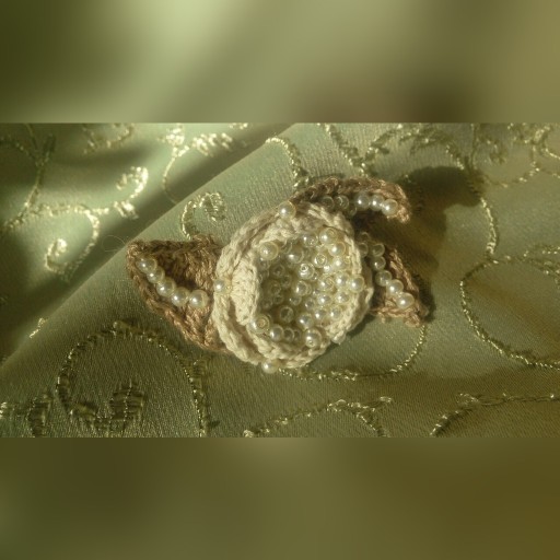 Zdjęcie oferty: Ekskluzywna  broszka z perłowymi koralikami