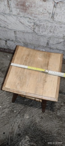 Zdjęcie oferty: Taboret drewniany z wklęsłym siedziskiem