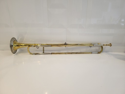 Zdjęcie oferty: Trąbka instrument dęty w komplecie z ustnikiem 