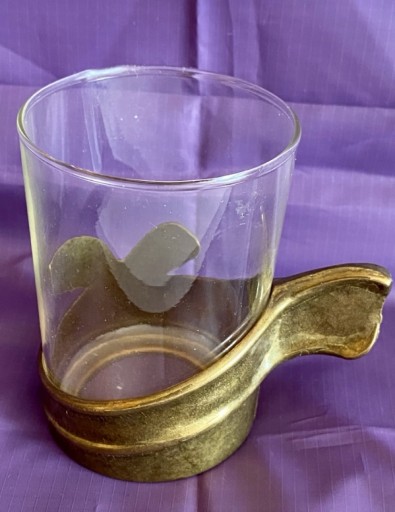 Zdjęcie oferty: Piękny przedmiot szklanka w Mosiężny koszyczku