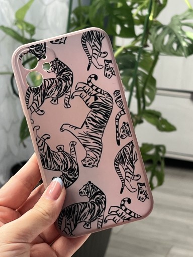 Zdjęcie oferty: Fioletowy case w tygrysy iPhone 11