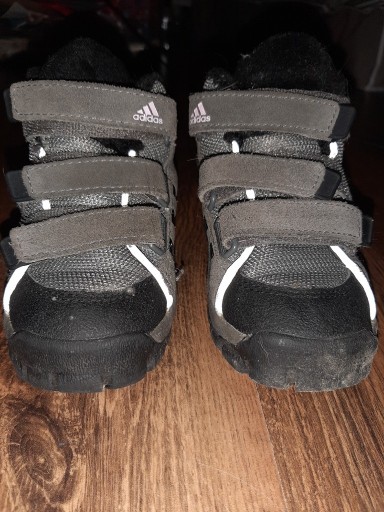 Zdjęcie oferty: Niskie kozaczki ocieplane Adidas roz.25