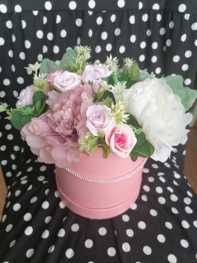 Zdjęcie oferty: Flower box dzień babci kwiaty w pudełku 