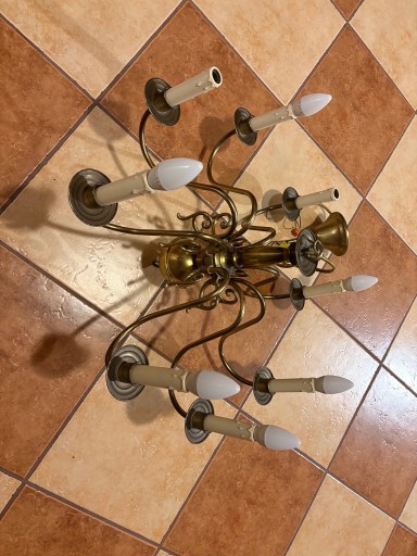 Zdjęcie oferty: żyrandol mosiężny ośmioramienny (stara lampa w b. dobrym stanie)