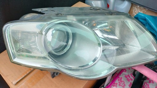 Zdjęcie oferty:  Przednie lampy orginalne z passat b6 kombi