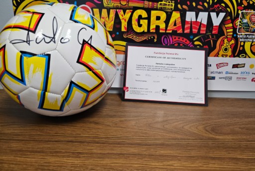 Zdjęcie oferty: Piłka z autografem G. Lato - certyfikat podpisu