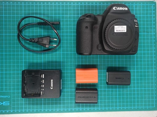 Zdjęcie oferty: Lustrzanka Canon EOS 5D Mark IV korpus + dodatki